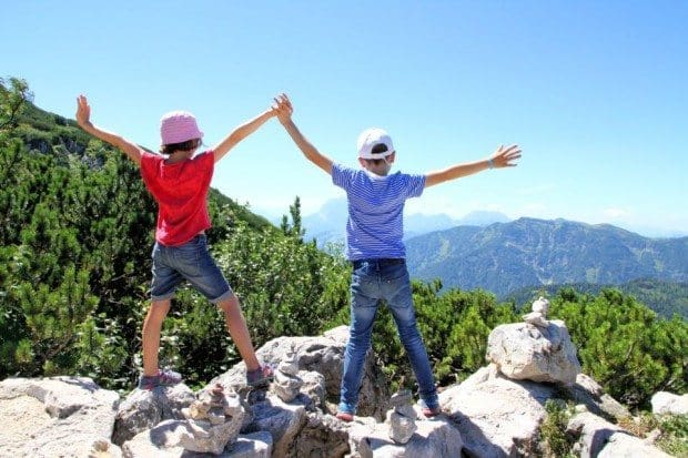 Kinder vorm wilden Kaiser auf der Steinplatte