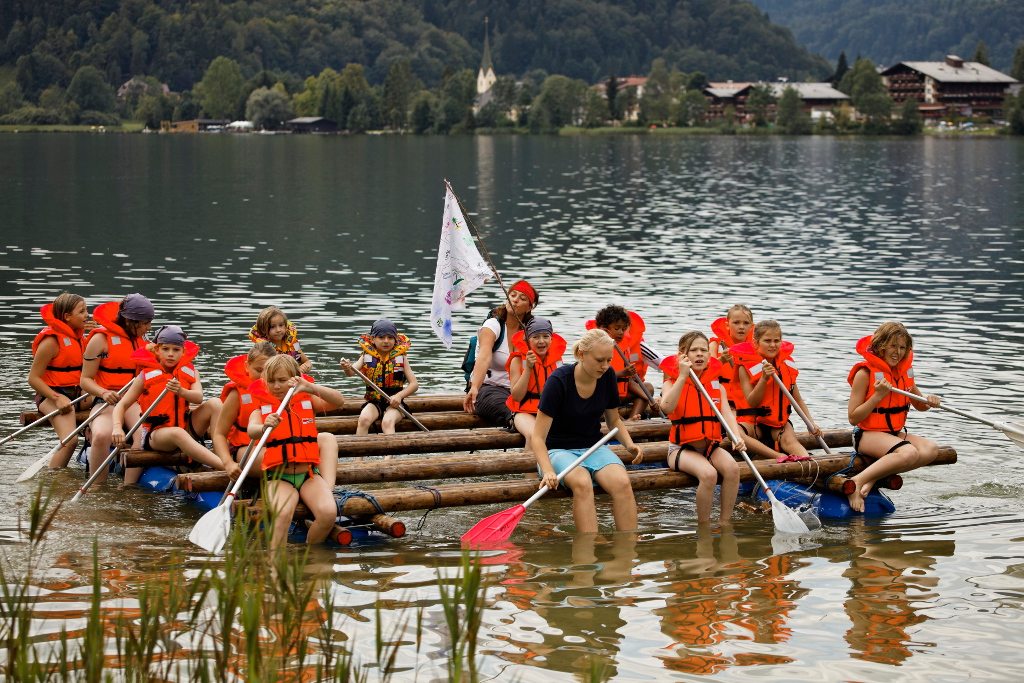 Kinder auf dem Floss Walchsee